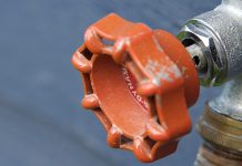 Због пуцања вентила у Призренској улици, без воде потрошачи појединих улица Цев