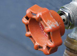 Због пуцања вентила у Призренској улици, без воде потрошачи појединих улица Цев