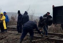 Дизалица која је требала да склони цистерне, исклизнула из шина у Јасеновику, железнички саобраћај Зајечар–Ниш и даље у прекиду Из шина испала дизалица која је требало да уклони цистерне са амонијаком