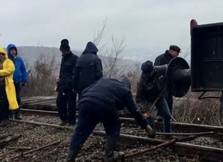 Дизалица која је требала да склони цистерне, исклизнула из шина у Јасеновику, железнички саобраћај Зајечар–Ниш и даље у прекиду Из шина испала дизалица која је требало да уклони цистерне са амонијаком