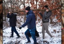 РАНОМ ЗОРОМ У ШУМУ ПО БАДЊАK! (ФОТО) Сечење бадњака