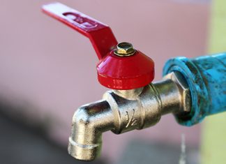 Због интервенције на водоводној мрежи у улици Милоша Обилића, без воде становници појединих улица Славина за воду