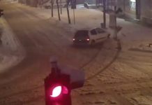 У центру Зајечара возач ударио у семафор, па побегао! Возач ударио у семафор