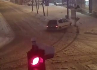 У центру Зајечара возач ударио у семафор, па побегао! Возач ударио у семафор