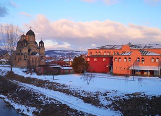 Данас мало сунца, поподне ново наоблачење Дом културе у Kотлујевцу — Снег