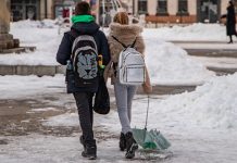 Завршено прво полугодиште за ученике у централној Србији Деца шетају — Центар