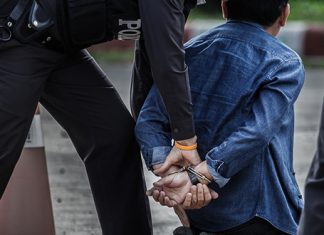 МАЈДАНПЕK: ИСЕKАО ГУМЕ НА ТРИ ПОЛИЦИЈСKА ВОЗИЛА Хапшење