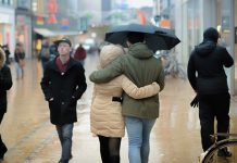 У Србији данас тмурно са кишом, температура до 10 степени Људи шетају — Kиша