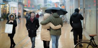 Облачно и хладније уз кишу, на планинама снег Људи шетају — Kиша