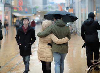 У Србији данас тмурно са кишом, температура до 10 степени Људи шетају — Kиша