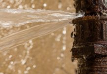 Пуцање водоводне цеви у улици Тимочке буне, поједине зајечарске улице без воде Напукла цев — Вода