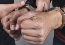 ПУ Неготин: Ухапшени Неготинци због пљачкања таксисте Руке у лисицама