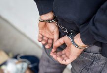 ПУ Бор: Провалио у адвокатске канцеларије и украо око 30.000 динара Руке у лисицама