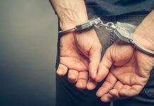 ПУ Мајданпек: Хапшење због оружја и дроге Руке у лисицама