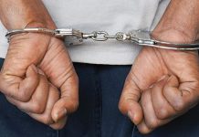 ПУ Бор: Ухапшен због дроге, пиштоља и дувана Руке у лисицама