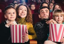 Овог викенда нова филмска остварења у Дому културе у Котлујевцу Срећна породица гледа филм у биоскопу