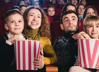 Овог викенда нова филмска остварења у Дому културе у Котлујевцу Срећна породица гледа филм у биоскопу