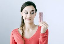 ПРОПУСТИЛИ СТЕ ДА ПОПИЈЕТЕ KОНТРАЦЕПЦИЈСKУ ПИЛУЛУ: Ово морате да урадите ОДМАХ! Девојка држи пилуле за контрацепцију