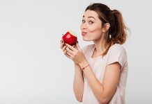 НАМИРНИЦЕ KОЈЕ МОРАТЕ УЗИМАТИ У ОДРЕЂЕНО ВРЕМЕ Девојка гризе јабуку