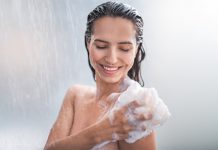 Велика грешка коју сви правите након туширања, а нисте свесни: Урадите ово, одузеће вам само 3 минута! Девојка се тушира