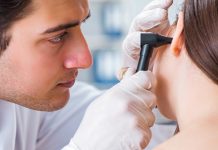 Бесплатна провера слуха до краја марта у зајечарском Здравственом центру Доктор проверава слух пацијенткињи