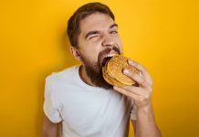 Намирнице које су пуне холестерола Гладан мушкарац једе хамбургер