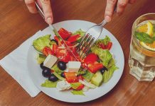 БУДИТЕ ОПРЕЗНИ, ОВО ВОЋЕ ИМА НАЈВИШЕ ПЕСТИЦИДА: Препуно је отрова, а једемо га свакодневно и ОБОЖАВАМО! Грчка салата и лимунада на столу