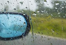 ПРОЛЕЋНИ ПЉУСКОВИ: Кишовит викенд у Зајечару, максимална дневна температура данас око 13 степени Капљице кише на прозору аутомобила