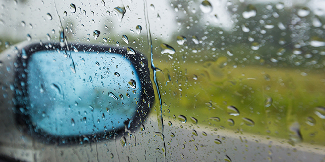 Капљице кише на прозору аутомобила Капљице кише на прозору аутомобила