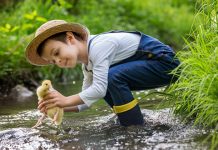 Данас у Зајечару претежно облачно Мали дечак се игра са пачетом на речици