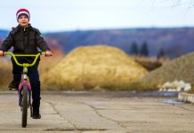 Данас претежно облачно, сутра сунчано и топлије време Мали дечак вози бицикл