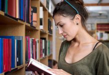 Зајечарска библиотека обележава Дан жена предавањем и попустом на чланарину Млада жена чита књигу у библиотеци