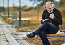 У Зајечару данас облачно, али топлије, максимална дневна температура око 12 степени Мушкарац чита књигу и слуша музику у парку