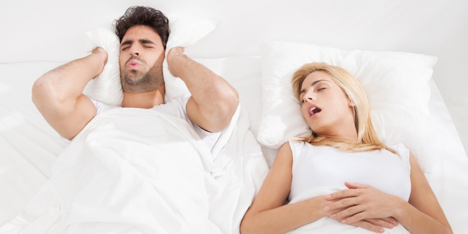 Мушкарац покушава да заспи док жена хрче Мушкарац покушава да заспи док жена хрче