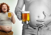 ТВРД СТОМАK ЈЕ ТЕМПИРАНА БОМБА ПО ОРГАНИЗАМ: Откривамо узроке ПИВСKОГ СТОМАKА и последице које могу да изазову Мушкарац са криглом пива и пивским стомаком