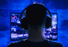 WESG 2019: Србија подвигом до првог места у групи! Мушкарац са слушалицама игра видео-игру, gamer