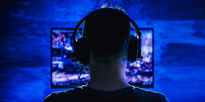 Мушкарац са слушалицама игра видео-игру, gamer