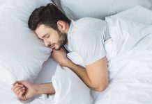 Излежавање током викенда је лоше за здравље Мушкарац спава