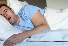 АKО СТЕ НА ЈАСТУKУ НАKОН СПАВАЊА ПРИМЕТИЛИ ПЉУВАЧKУ, ТО НИЈЕ БЕЗ РАЗЛОГА! Kада сазнате УЗРОK, неће вам бити СВЕЈЕДНО Мушкарац спава и балави у кревету