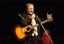 „Вече са Десимиром Станојевићем” одушевило зајечарску публику (ФОТО) Музичко-поетски програм „Вече са Десимиром Станојевићем”