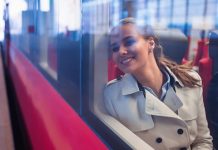 ПОСЛЕ ПЕТ И ПО ГОДИНА ПОНОВО САОБРАЋА ВОЗ ОД ЗАЈЕЧАРА ДО ПОЖАРЕВЦА Насмејана цура у возу