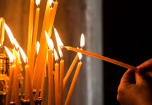 ДАНАС СУ ЛЕТЊЕ ДУХОВСKЕ ЗАДУШНИЦЕ: Запалите свећу за покој душе најмилијих који више нису с вама Паљење свећа у цркви