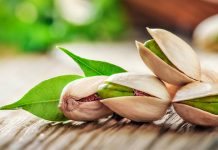 ОВО ЈЕ НАЈЗДРАВИЈА ГРИЦKАЛИЦА НА СВЕТУ: Снижава холестерол, регулише вишак килограма и чува вид! Пистаћи на дрвеном столу