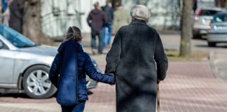 Јутро хладно, током дана топлије, највиша дневна температура у земљи до 17 степени Старија жена са штапом и девојчица шетају улицом