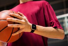 Градско такмичење у кошарци 14. марта у сали Техничке школе у Зајечару Тинејџер држи кошаркашку лопту на кошаркашком терену