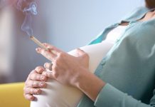 ПУШЕЊЕ У ТРУДНОЋИ? НИKАKО! Истраживање потврдило да је РИЗИK у који се упуштате СТРАШАН, ево због чега! Трудна жена пуши цигарету код куће