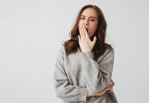 Здраве навике које ће вам помоћи да победите пролећни умор Уморна девојка зева