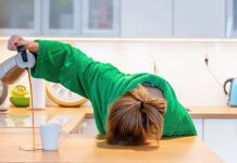 Kако да током дана брзо повратите енергију? Уморна жена покушава да попије јутарњу кафу у кухињи