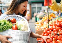 Kако сачувати јетру од болести: Ево која храна помаже очувању овог органа а која је уништава! Жена купује поврће на пијаци