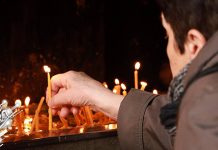 ДАНАС СУ ЗАДУШНИЦЕ! Жена пали свеће